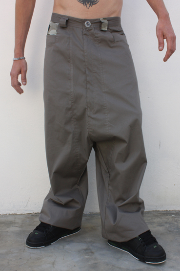 Baïsap - Sarouel homme gris - Camouflage - Sarouel pour hommes - en coton léger gris - souligné par des touches d'imprimé camouglage - sur 2 passant et 2 des 6 poches