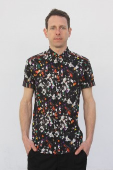 Baïsap - Camisas manga corta estampadas - Triángulos Oscuros - Camisa geométrica con triángulos oscuros y gotas de colores