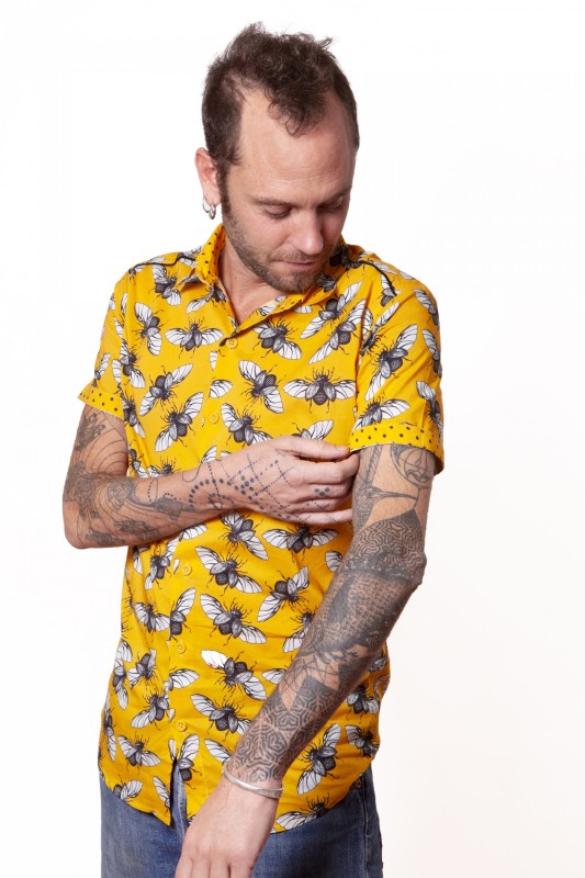 Baïsap - Camisa amarilla y negra corta - Escarabajos - Camisa insectos estampada masculina entallada