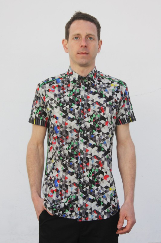 Baïsap - Chemisette motif homme - Triangles Clairs - Chemise manche courte motif triangles clairs et touches de couleurs